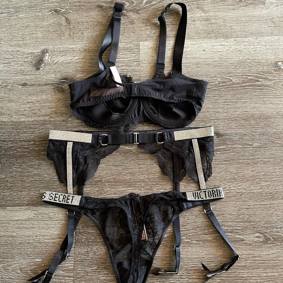 Victoria's Secret Black Lace Bra and Garter Set - Picture 10 of 10